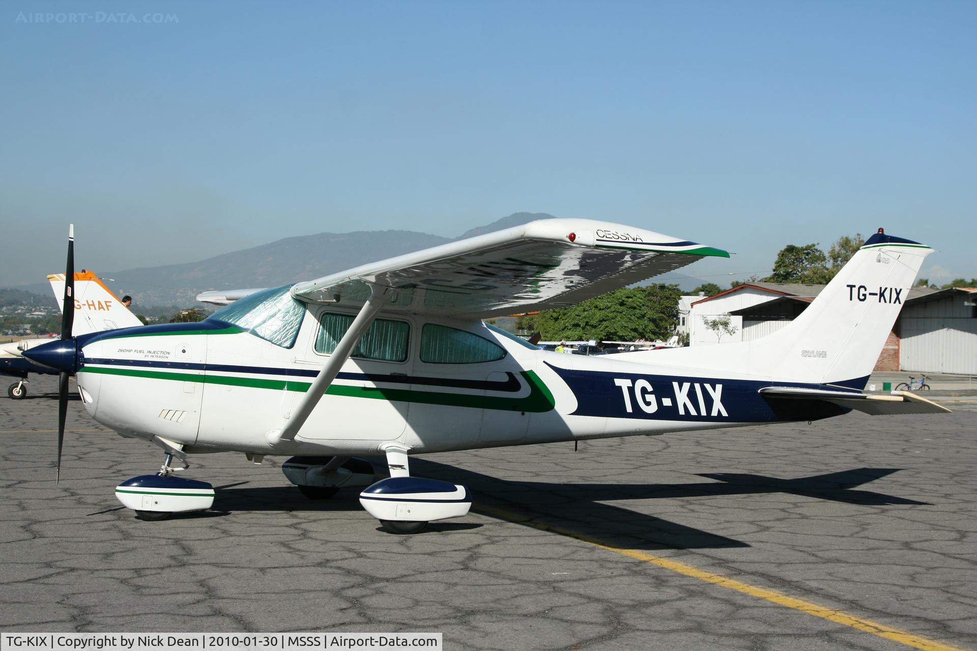 TG-KIX, Cessna 182Q Skylane Skylane C/N 18266377, MSSS