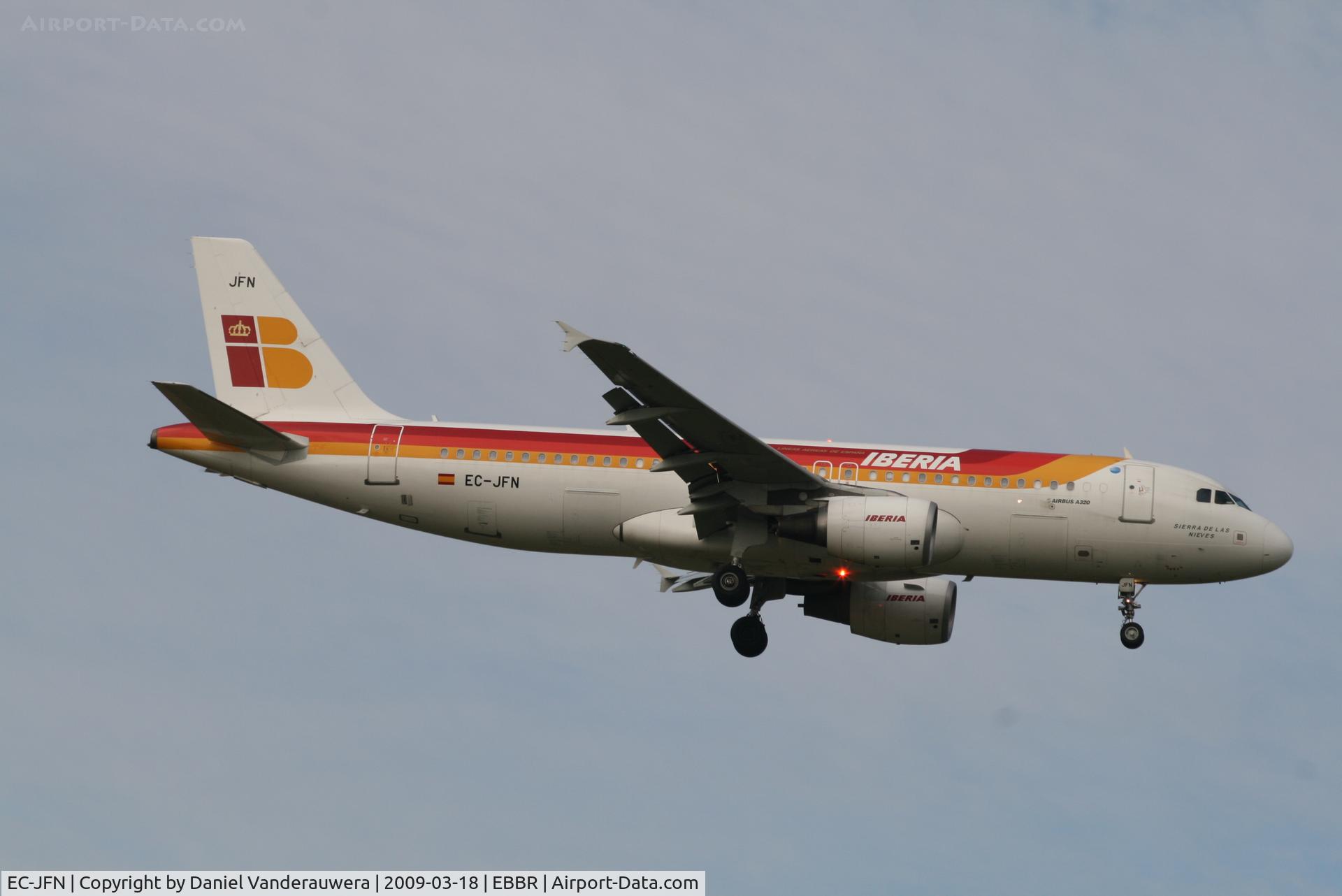 EC-JFN, 2005 Airbus A320-214 C/N 2391, Arrival of flight IB3206 to RWY 02