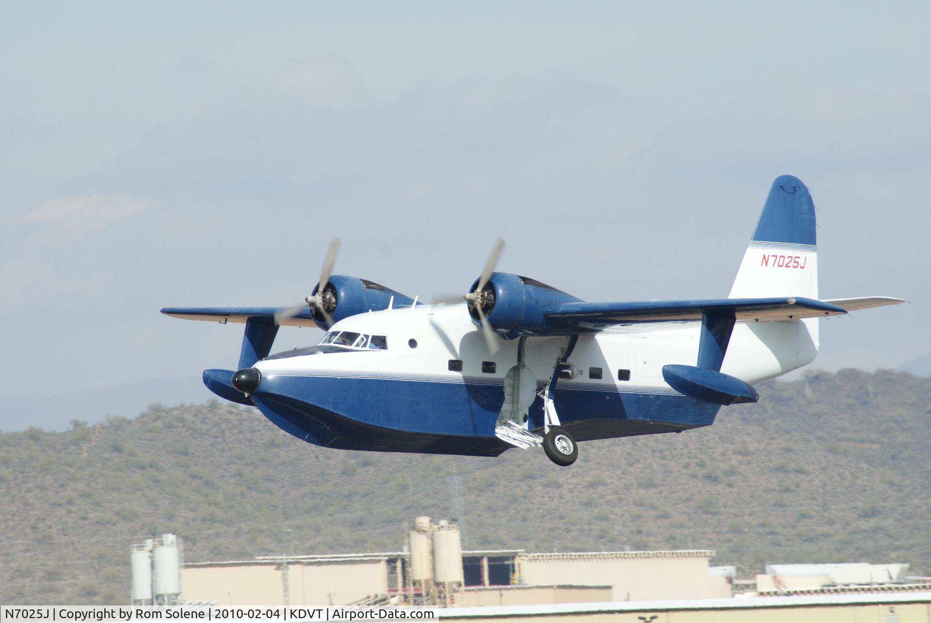 N7025J, 1953 Grumman UF-1/HU-16 C/N G-293, Landing gear cycling up just moments after take-off