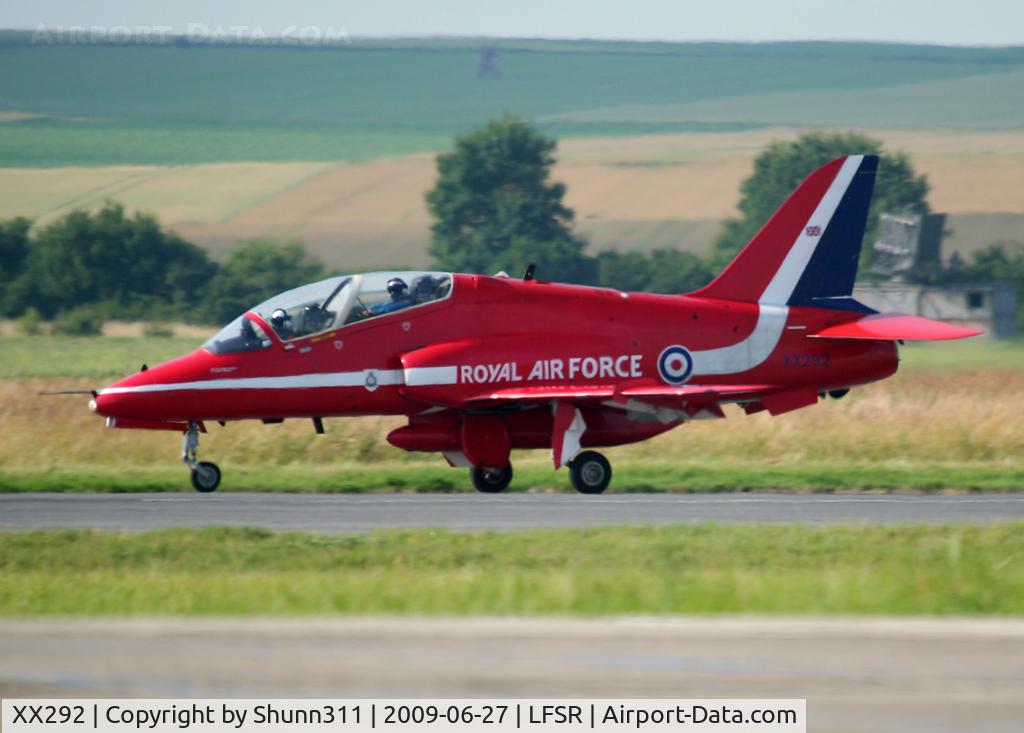 XX292, 1979 Hawker Siddeley Hawk T.1W C/N 119/312117, Taxiing to the parking after arrival...