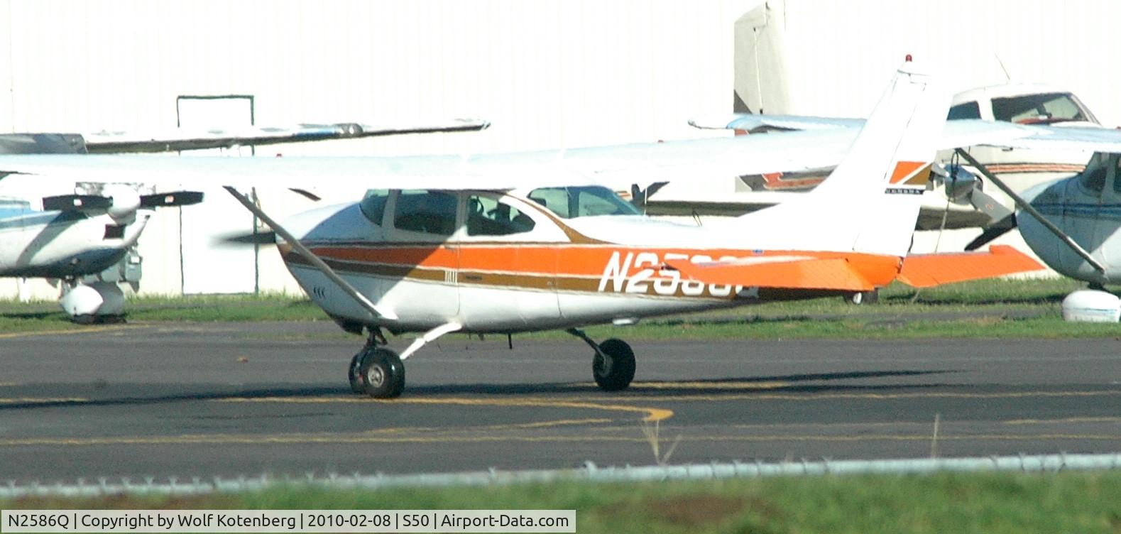 N2586Q, 1966 Cessna 182K Skylane C/N 18257786, taxying