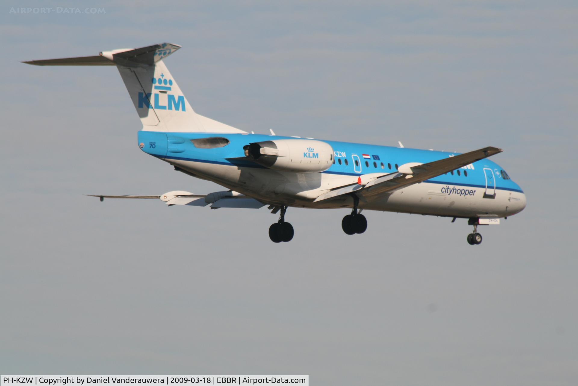 PH-KZW, 1995 Fokker 70 (F-28-0070) C/N 11558, Flight KL1723 is descending to RWY 02