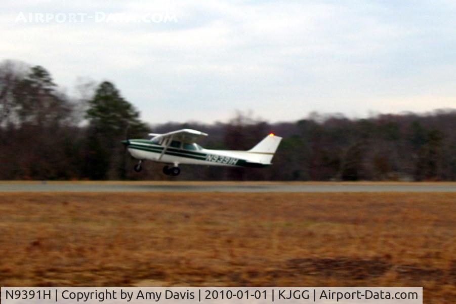 N9391H, 1975 Cessna 172M C/N 17266134, N9391H takeoff at KJGG