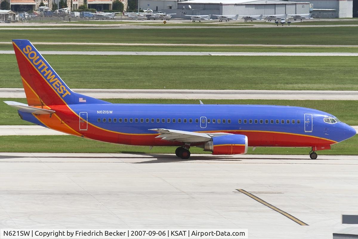 N621SW, 1996 Boeing 737-3H4 C/N 28037, taxying to the gate