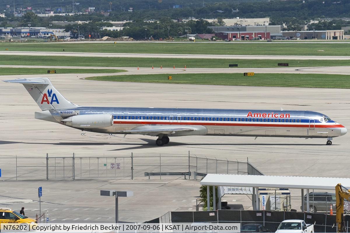 N76202, 1992 McDonnell Douglas MD-83 (DC-9-83) C/N 53292, taxying to the gate