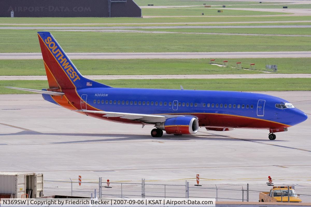 N369SW, 1993 Boeing 737-3H4 C/N 26580, taxying to the gate