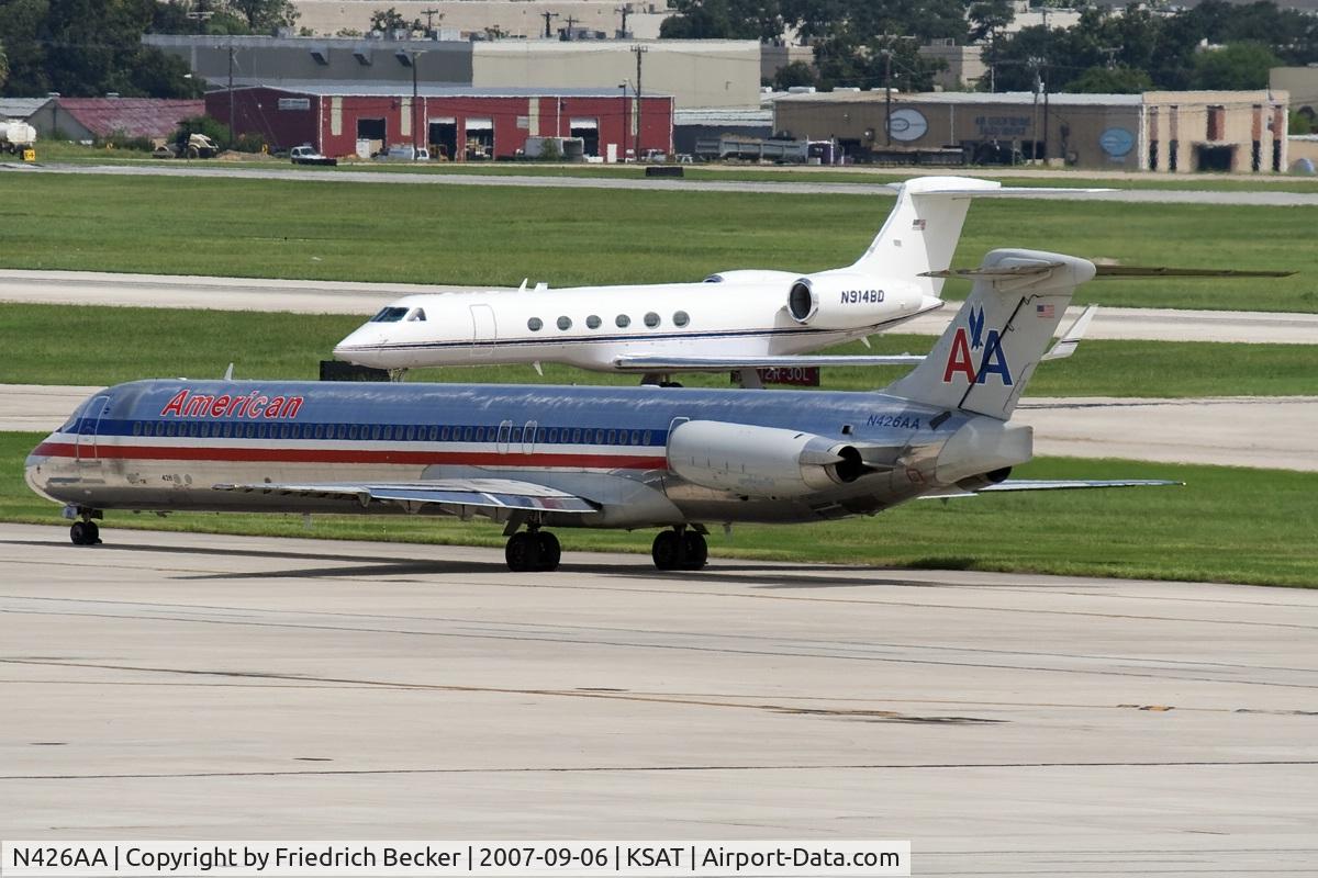 N426AA, 1986 McDonnell Douglas MD-82 (DC-9-82) C/N 49338, taxying to the active