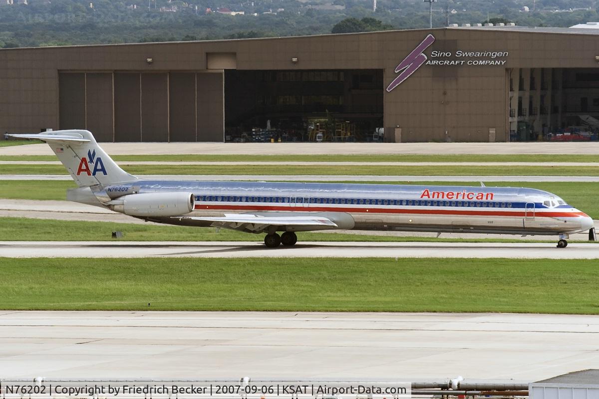 N76202, 1992 McDonnell Douglas MD-83 (DC-9-83) C/N 53292, decelerating after touchdown