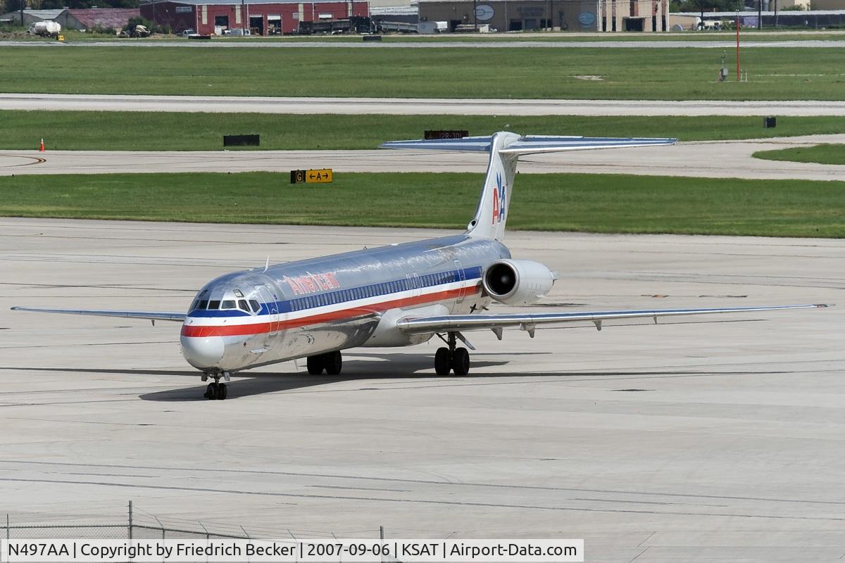 N497AA, 1989 McDonnell Douglas MD-82 (DC-9-82) C/N 49735, taxying to the gate