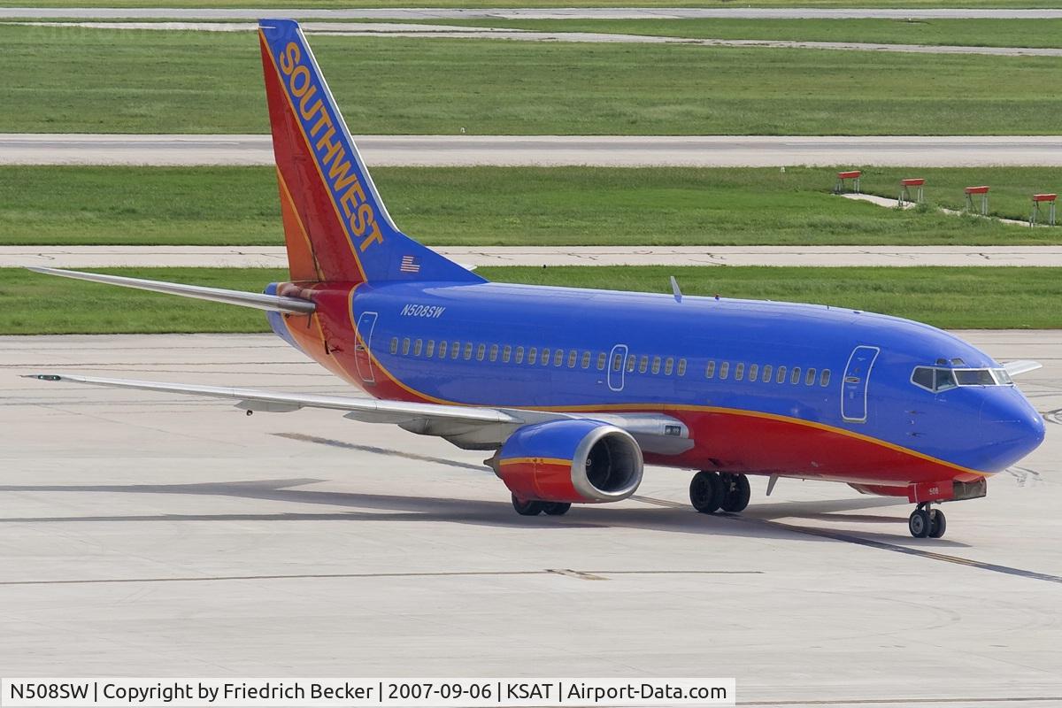 N508SW, 1990 Boeing 737-5H4 C/N 24185, taxying to the gate