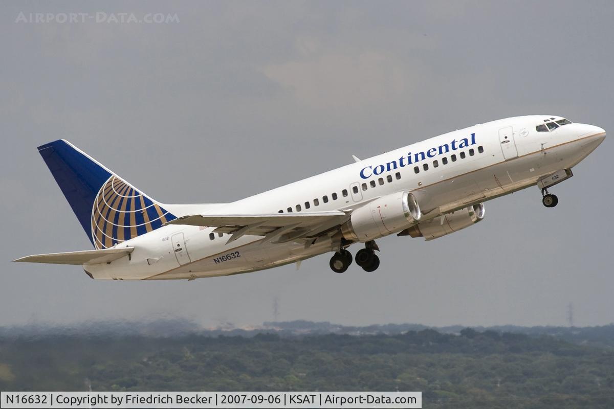 N16632, 1995 Boeing 737-524 C/N 27900, departing KSAT