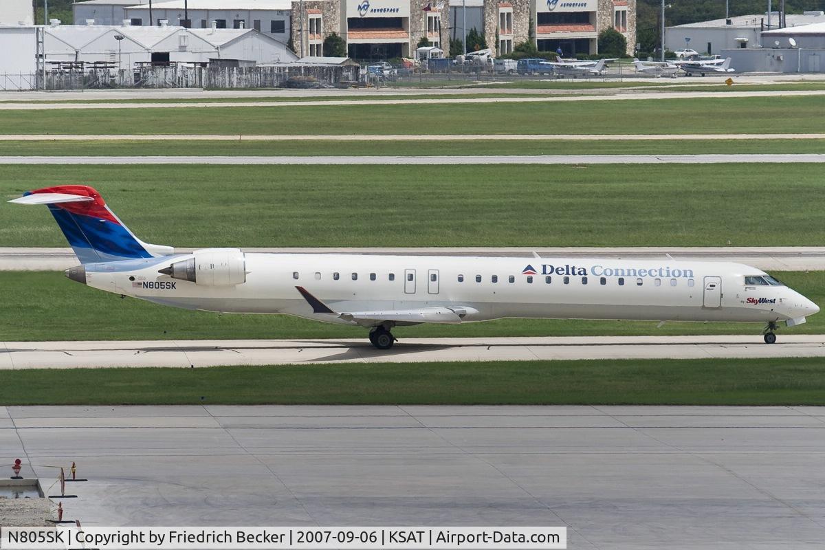 N805SK, 2006 Bombardier CRJ-900ER (CL-600-2D24) C/N 15069, taxying to the gate
