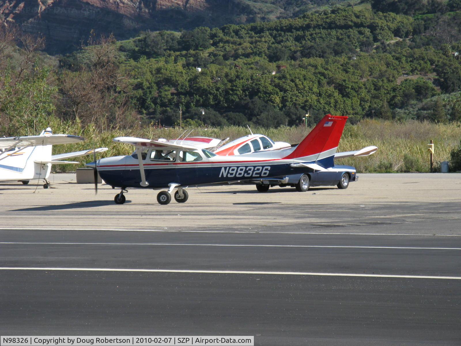 N98326, 1984 Cessna 172P C/N 17276278, 1984 Cessna 172P SKYHAWK II, Lycoming O-320-D2J  160 Hp, taxi