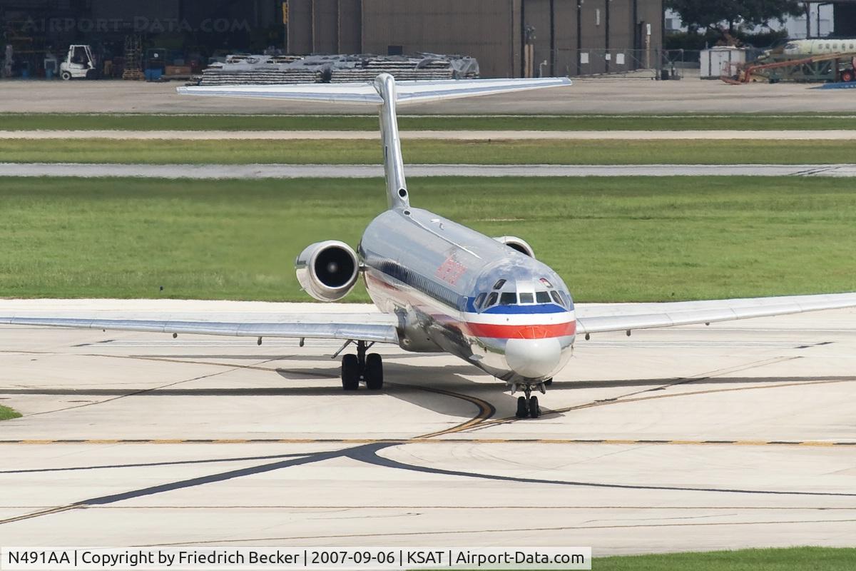 N491AA, 1989 McDonnell Douglas MD-82 (DC-9-82) C/N 49684, taxying to the gate