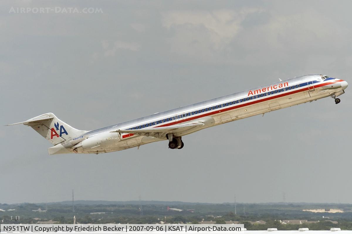 N951TW, 1996 McDonnell Douglas MD-83 (DC-9-83) C/N 53470, departing KSAT