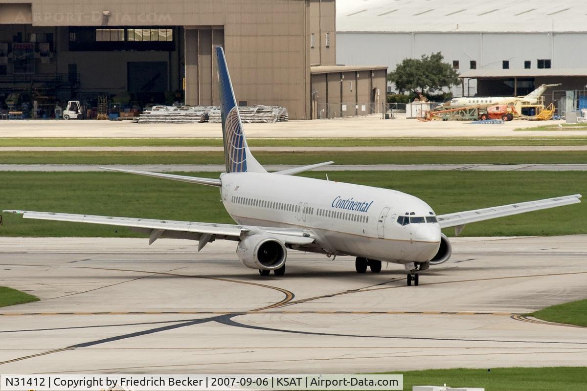 N31412, 2002 Boeing 737-924 C/N 30129, taxying to the gate