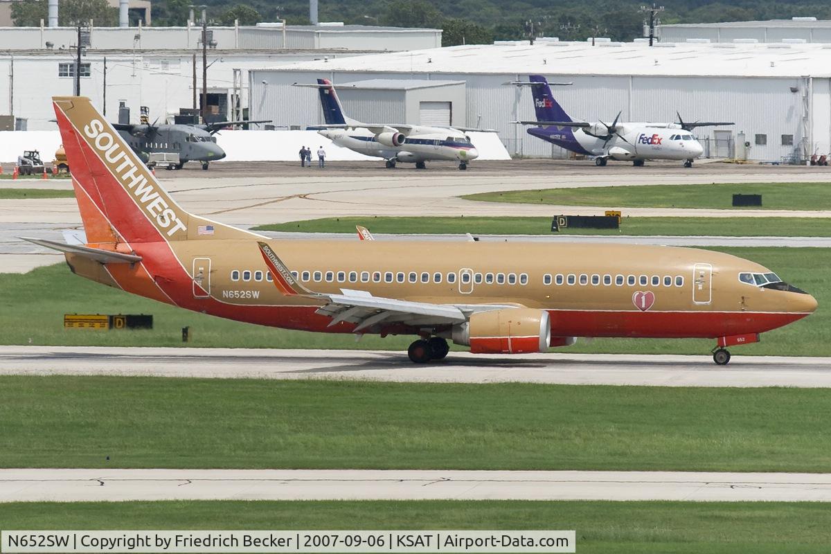 N652SW, 1997 Boeing 737-3H4 C/N 27722, decelerating after touchdown