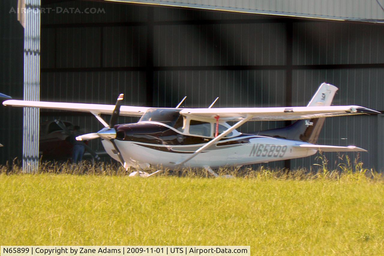 N65899, 2004 Cessna 182T Skylane C/N 18281499, At Huntsville Municipal, Texas