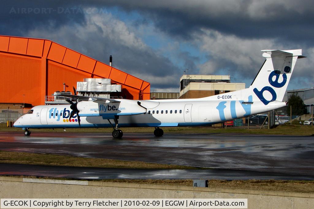 G-ECOK, 2008 Bombardier DHC-8-402Q Dash 8 C/N 4230, Flybe Dash 8 taxies in at Luton
