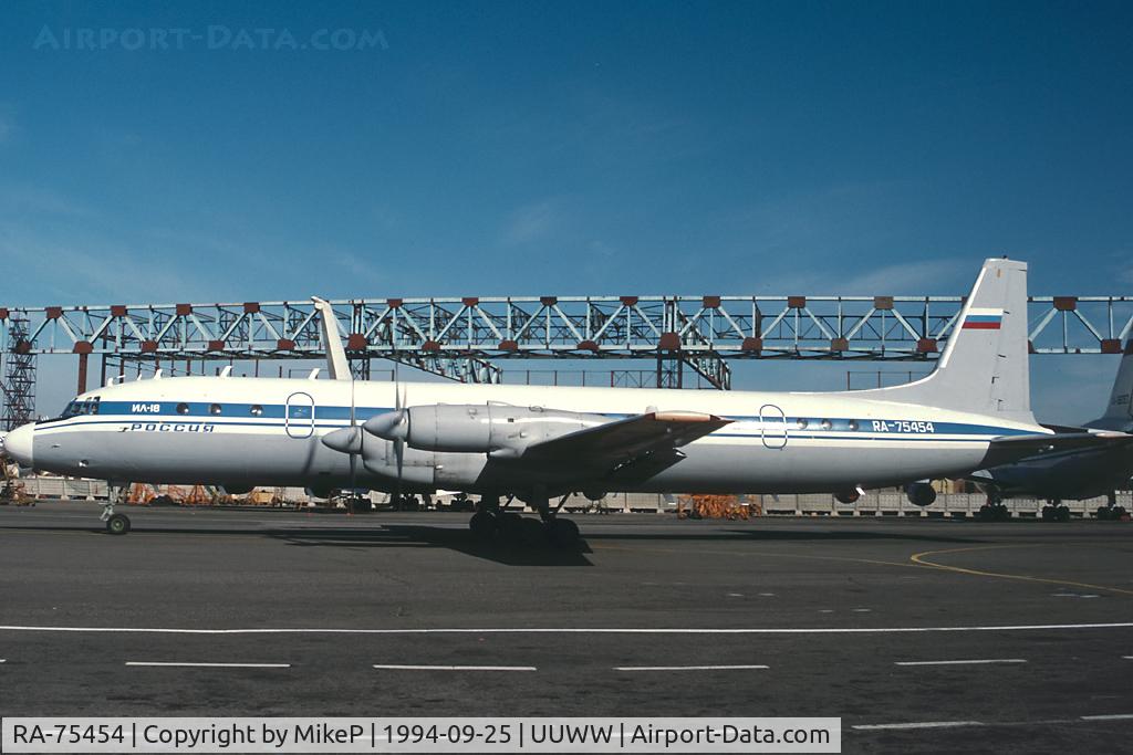 RA-75454, Ilyushin Il-18D C/N 187010104, Was later painted into an updated colour scheme.