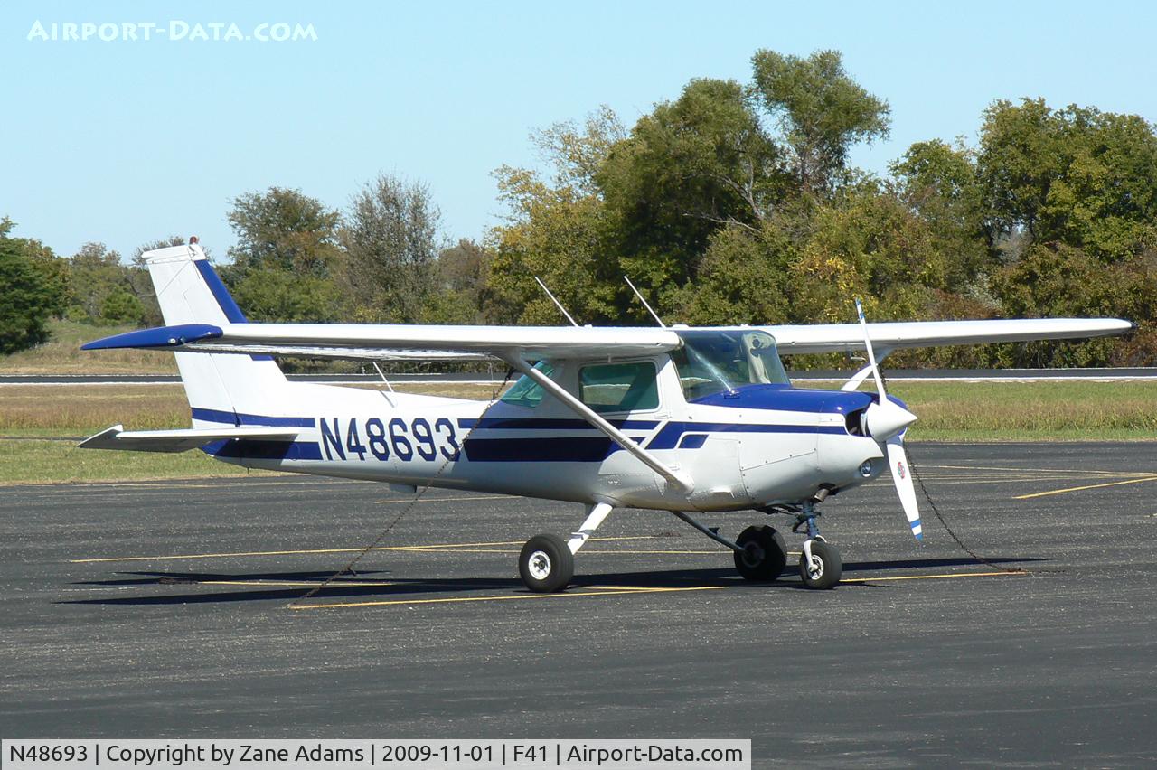 N48693, 1979 Cessna 152 C/N 15283362, At Ennis Municipal