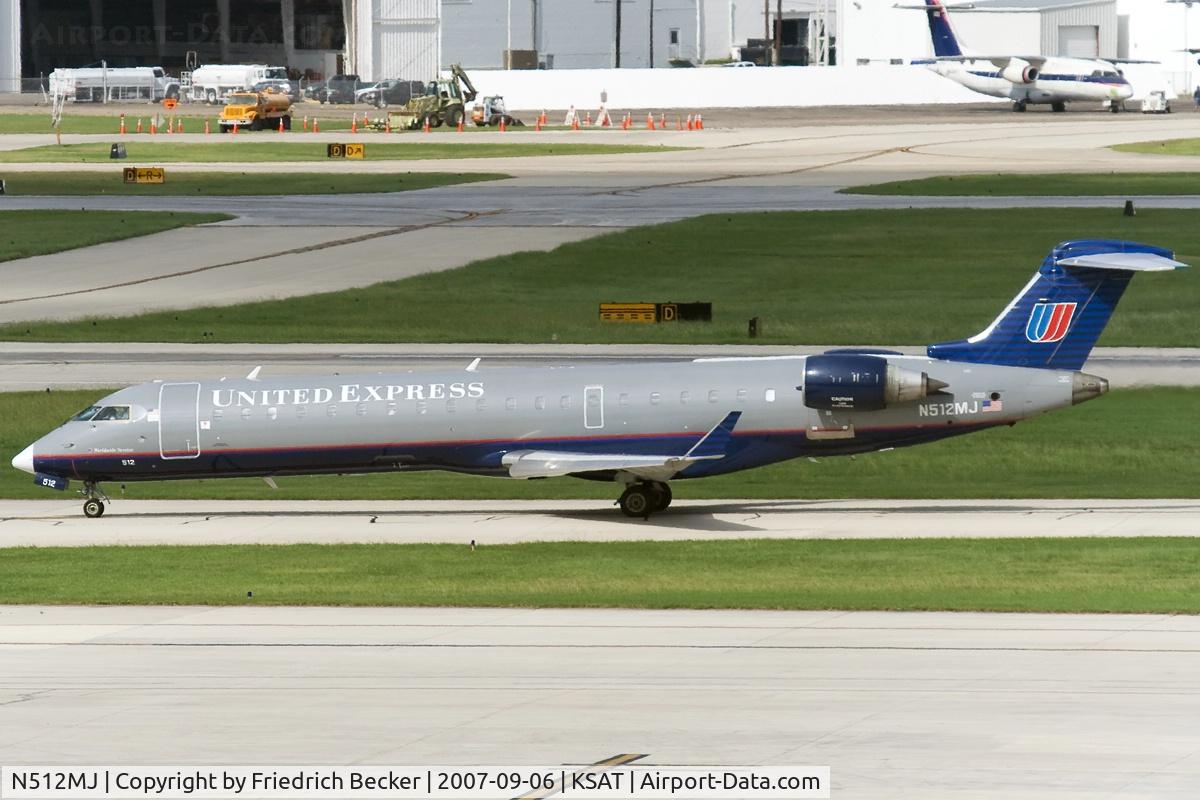 N512MJ, 2003 Canadair CL-600-2C10 Regional Jet CRJ-700 C/N 10109, taxying to the active