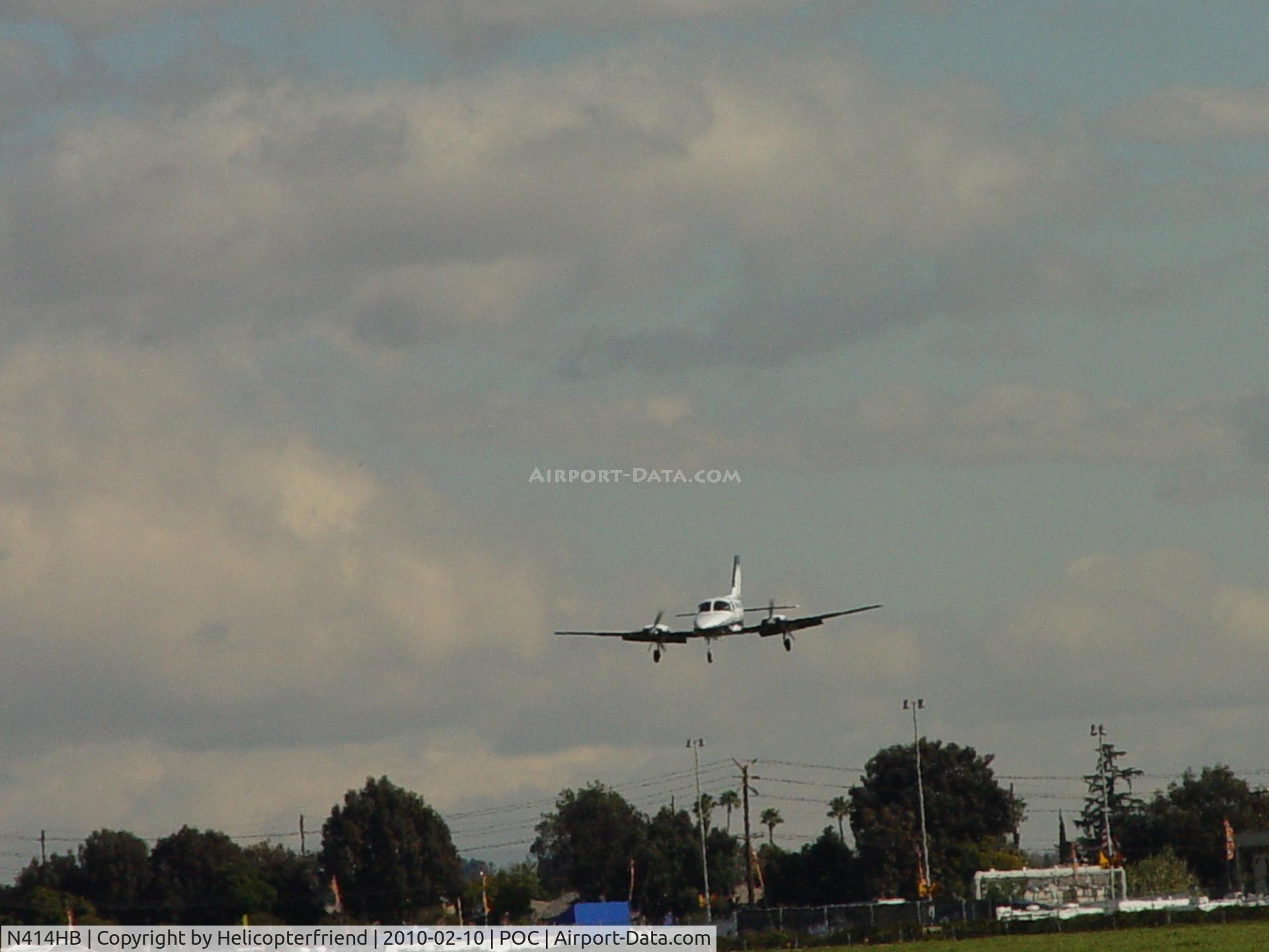 N414HB, 1978 Cessna 414A Chancellor C/N 414A0210, Returning home and on final to runway 26L