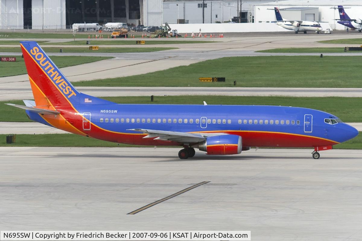N695SW, 1986 Boeing 737-3Q8 C/N 23506, taxying to the gate
