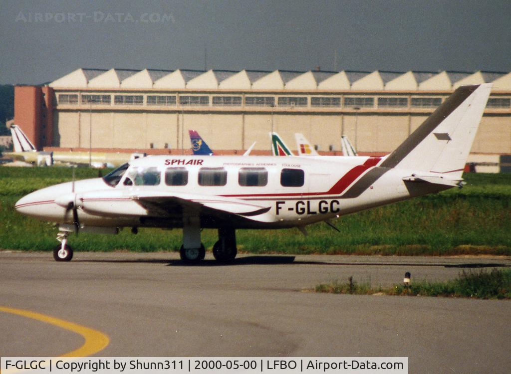 F-GLGC, Piper PA-31-350 Chieftain C/N 31-8052149, Taxiing holding point rwy 32R for departure...