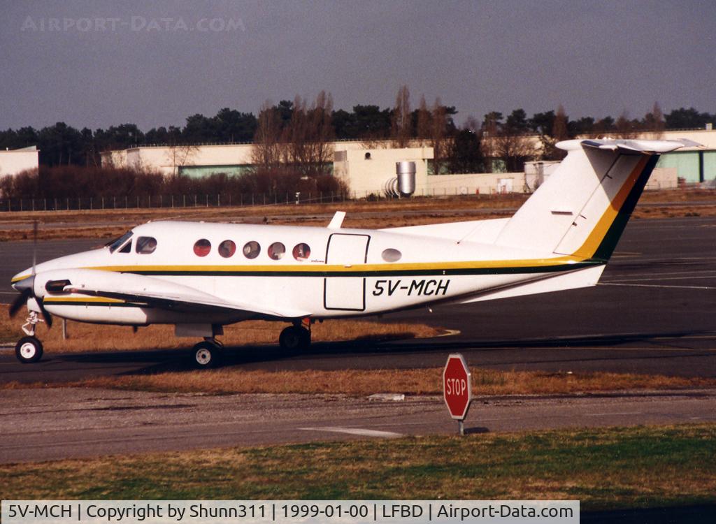 5V-MCH, 1981 Beech B200 King Air C/N BB-858, Taxiing for departure...