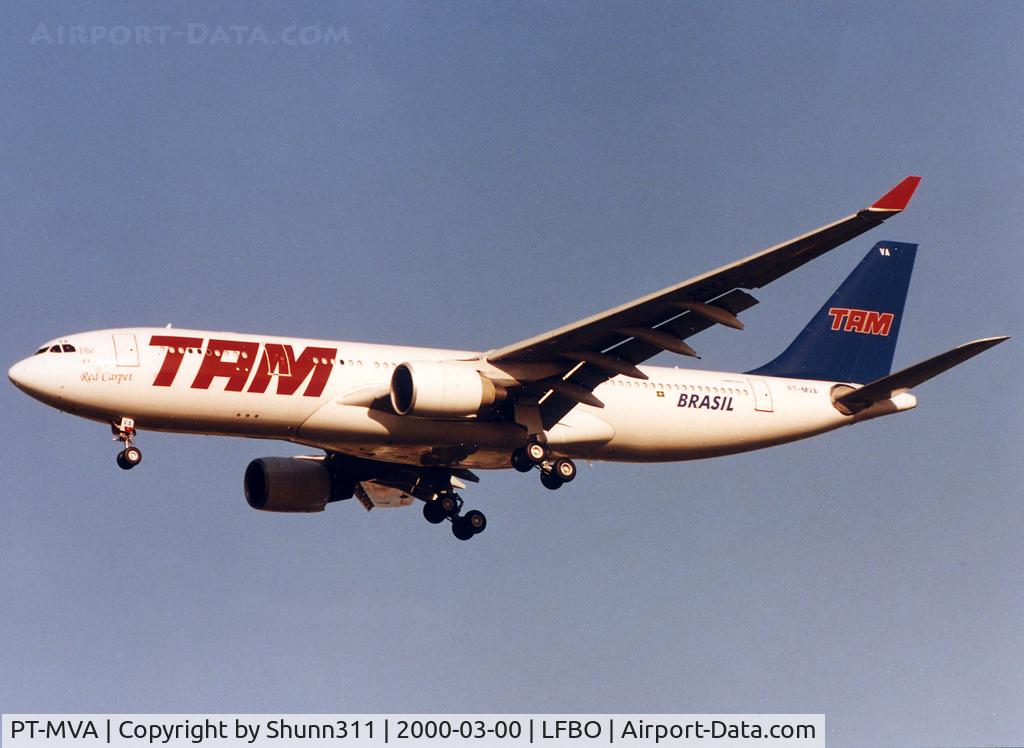PT-MVA, 1998 Airbus A330-223 C/N 232, Landing rwy 33L
