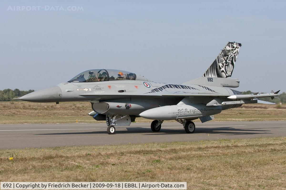 692, 1980 General Dynamics F-16BM Fighting Falcon C/N 6L-11, taxying to the active