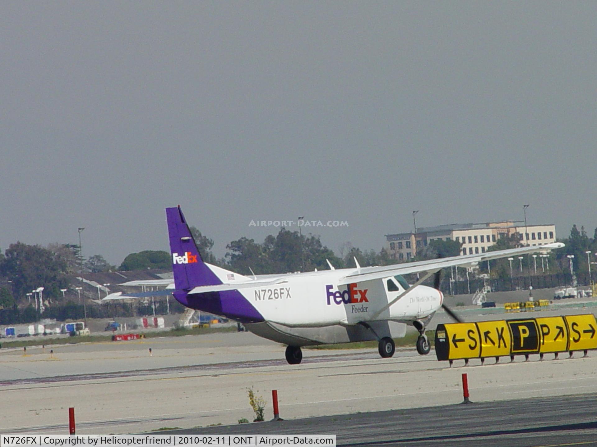 N726FX, 1995 Cessna 208B Super Cargomaster C/N 208B0465, Taxiing to runway 26L