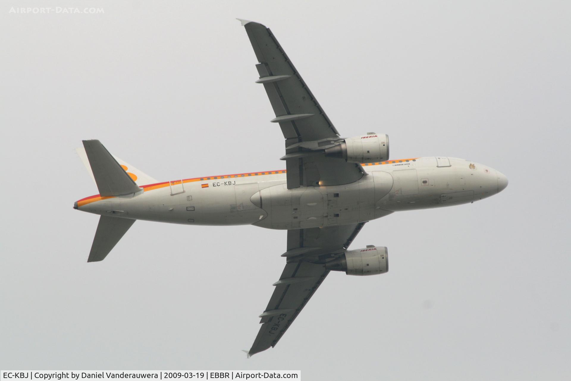 EC-KBJ, 2007 Airbus A319-111 C/N 3054, Flight IB3217 is taking off from RWY 07R