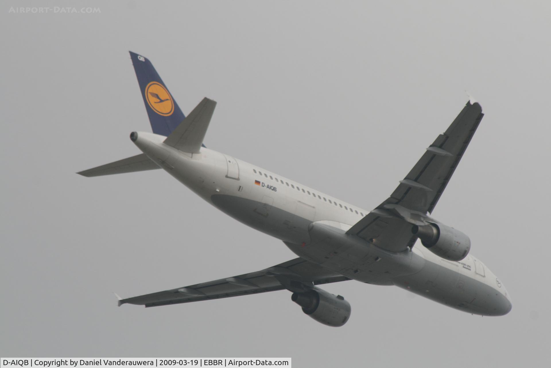 D-AIQB, 1991 Airbus A320-211 C/N 0200, Flight LH4573 is taking off from RWY 07R