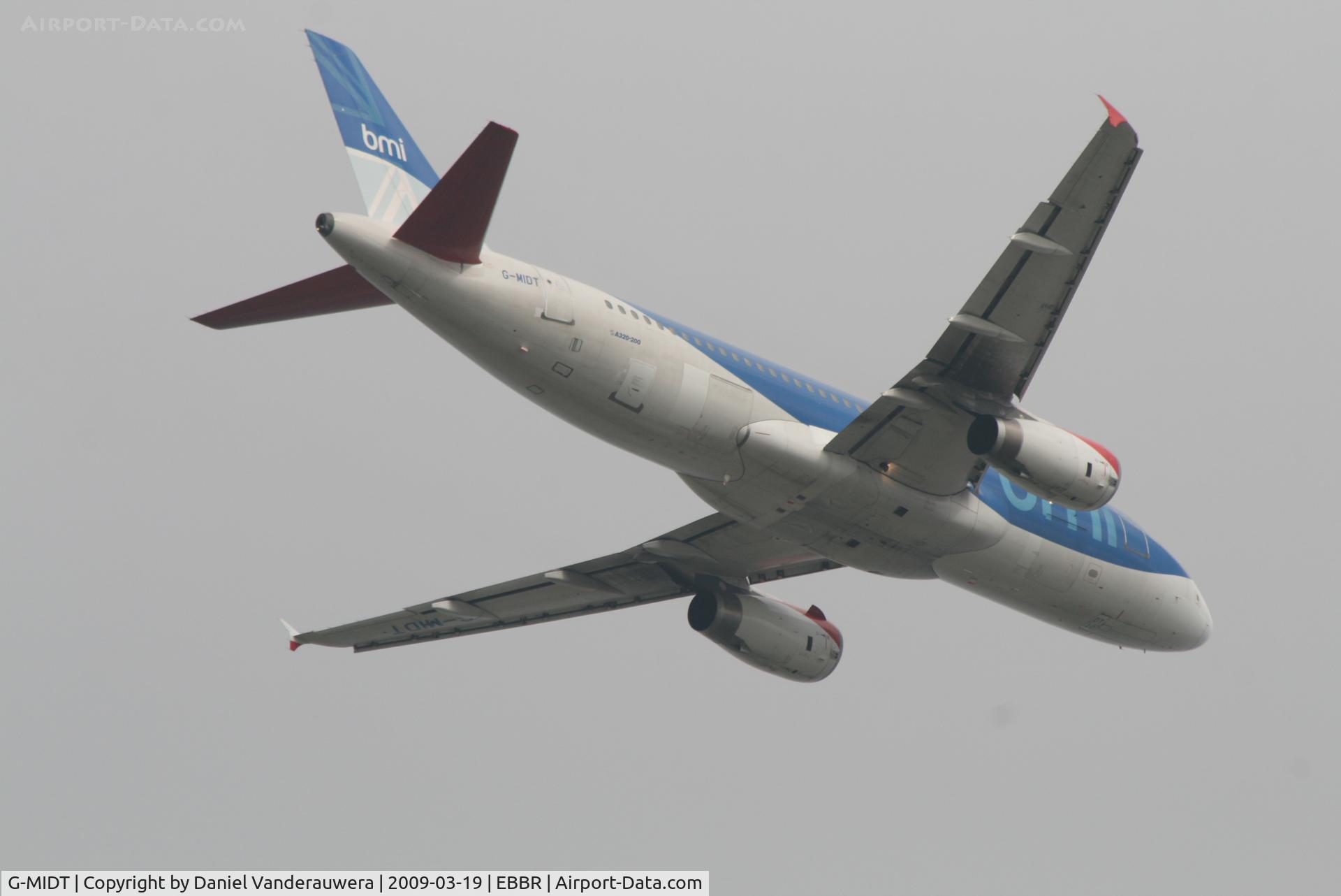 G-MIDT, 2001 Airbus A320-232 C/N 1418, Flight BD146 is taking off from RWY 07R