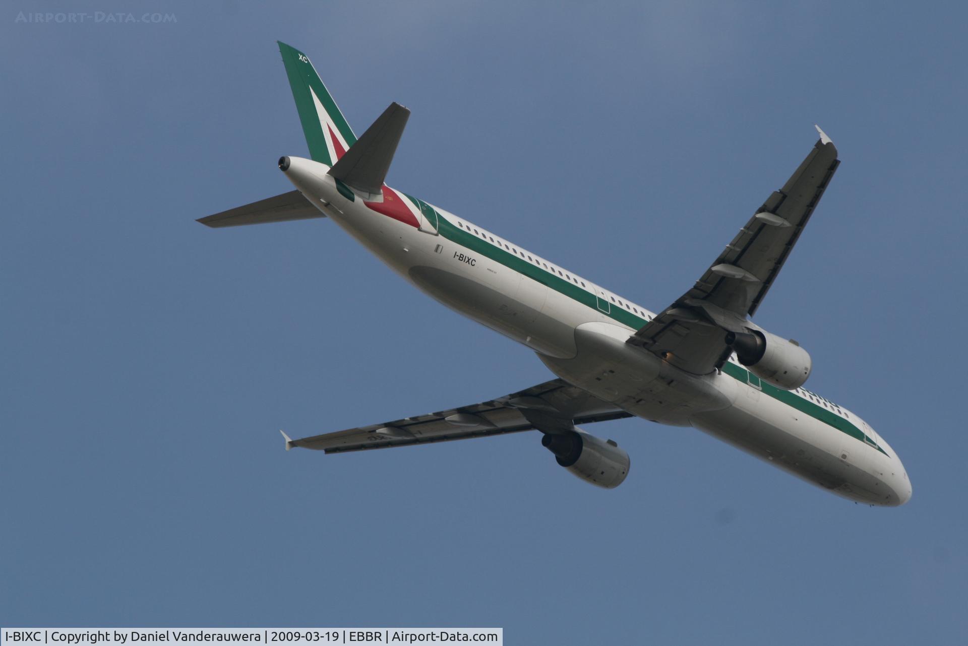 I-BIXC, 1995 Airbus A321-112 C/N 526, Flight AZ159 is taking off from RWY 07R