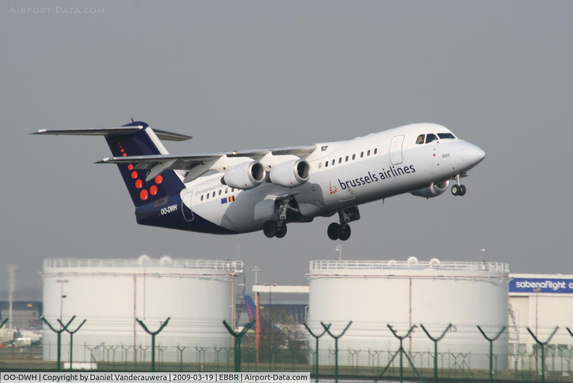 OO-DWH, 1998 British Aerospace Avro 146-RJ100 C/N E3340, Flight SN3695 is taking off from RWY 07R