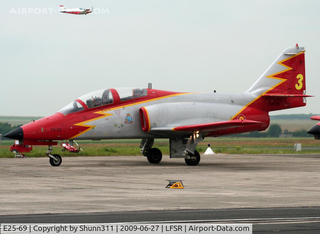 E25-69, CASA C-101EB Aviojet C/N EB01-65-075, Used as a demo during LFSR Airshow 2009