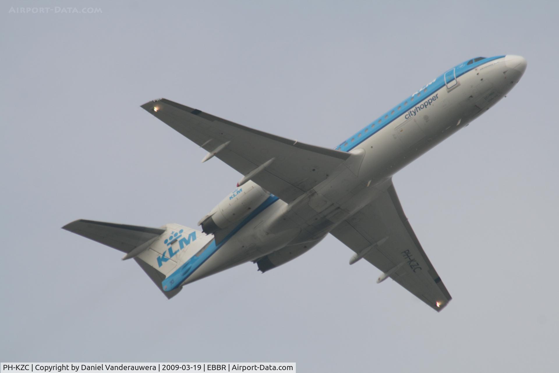 PH-KZC, 1996 Fokker 70 (F-28-0070) C/N 11566, Flight KL1724 is taking off from RWY 07R