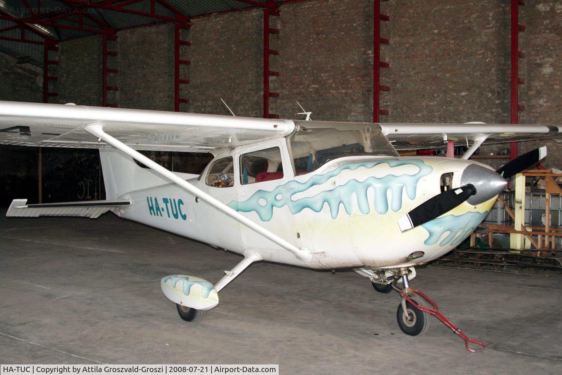 HA-TUC, 1972 Reims FRA172H C/N 0309, Hodmezövásárhely Airfield - Hangar