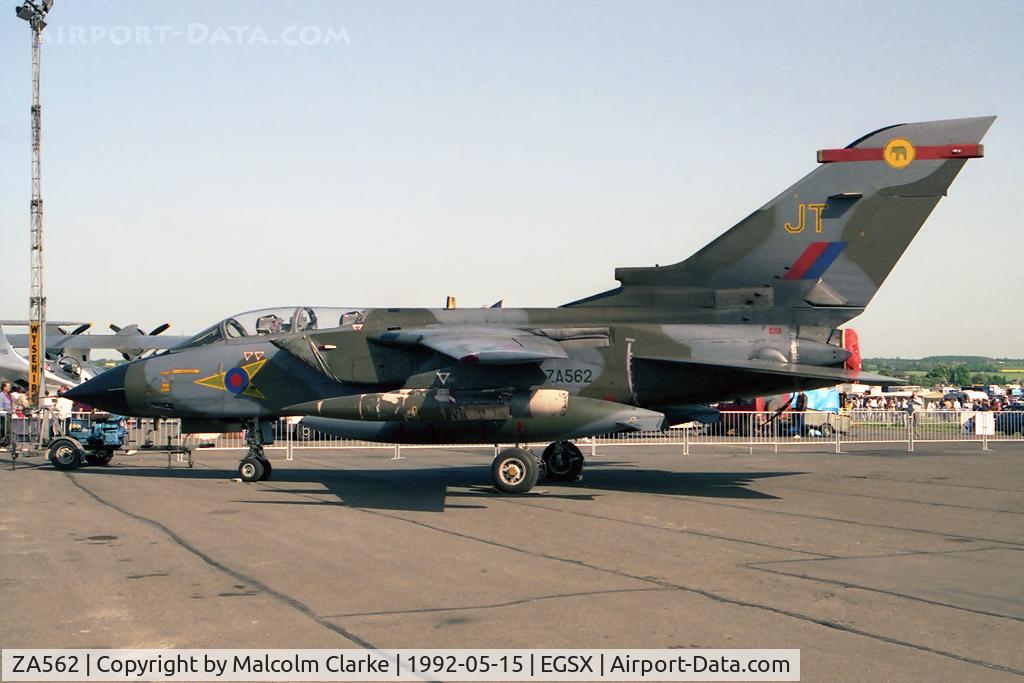 ZA562, 1981 Panavia Tornado GR.1(T) C/N 085/BT021/3046, Panavia Tornado GR1(T) from RAF No 27 Sqn, Marham at Airshow Europe, North Weald in 1992.