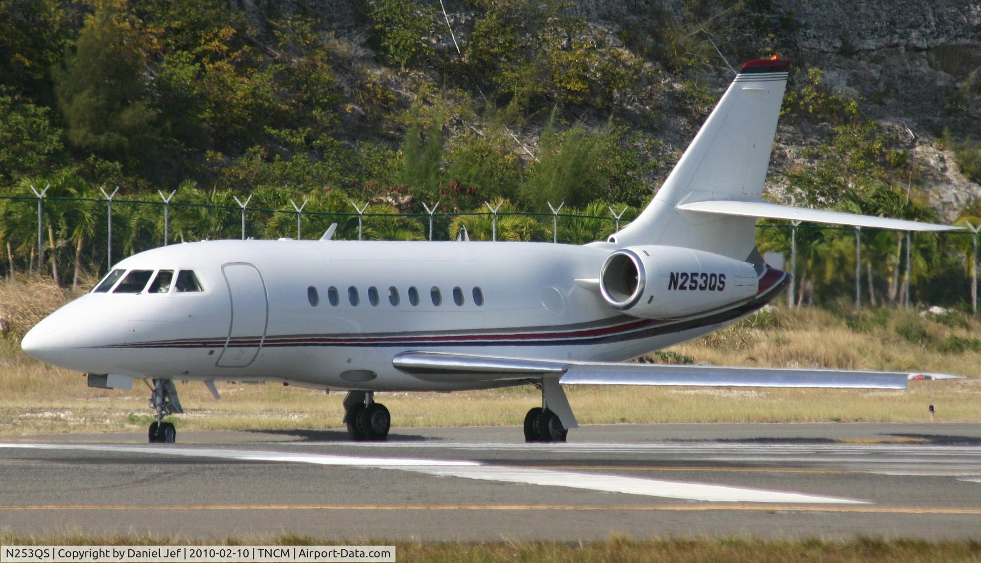 N253QS, 2001 Dassault Falcon 2000 C/N 153, N253QS taxing to the tresh hold for departure at TNCM