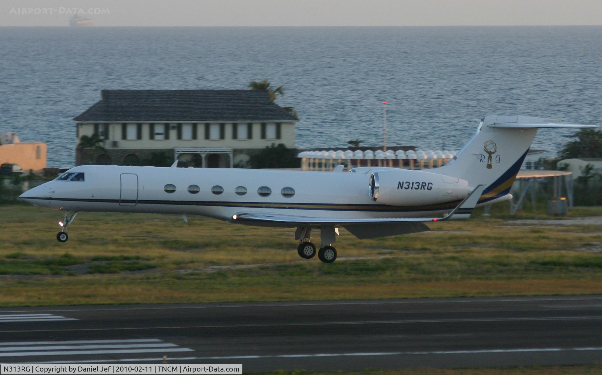 N313RG, 1996 Gulfstream Aerospace G-V C/N 504, N313RG landing at TNCM