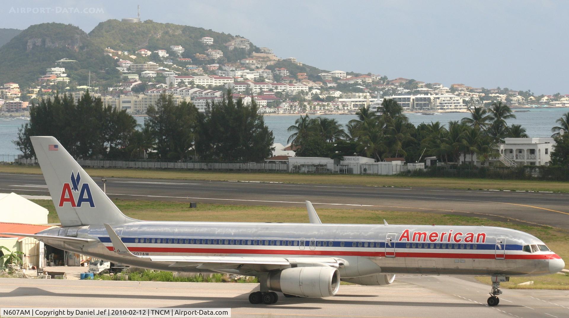 N607AM, 1996 Boeing 757-223 C/N 27058, N607AM taxing to the holding point A