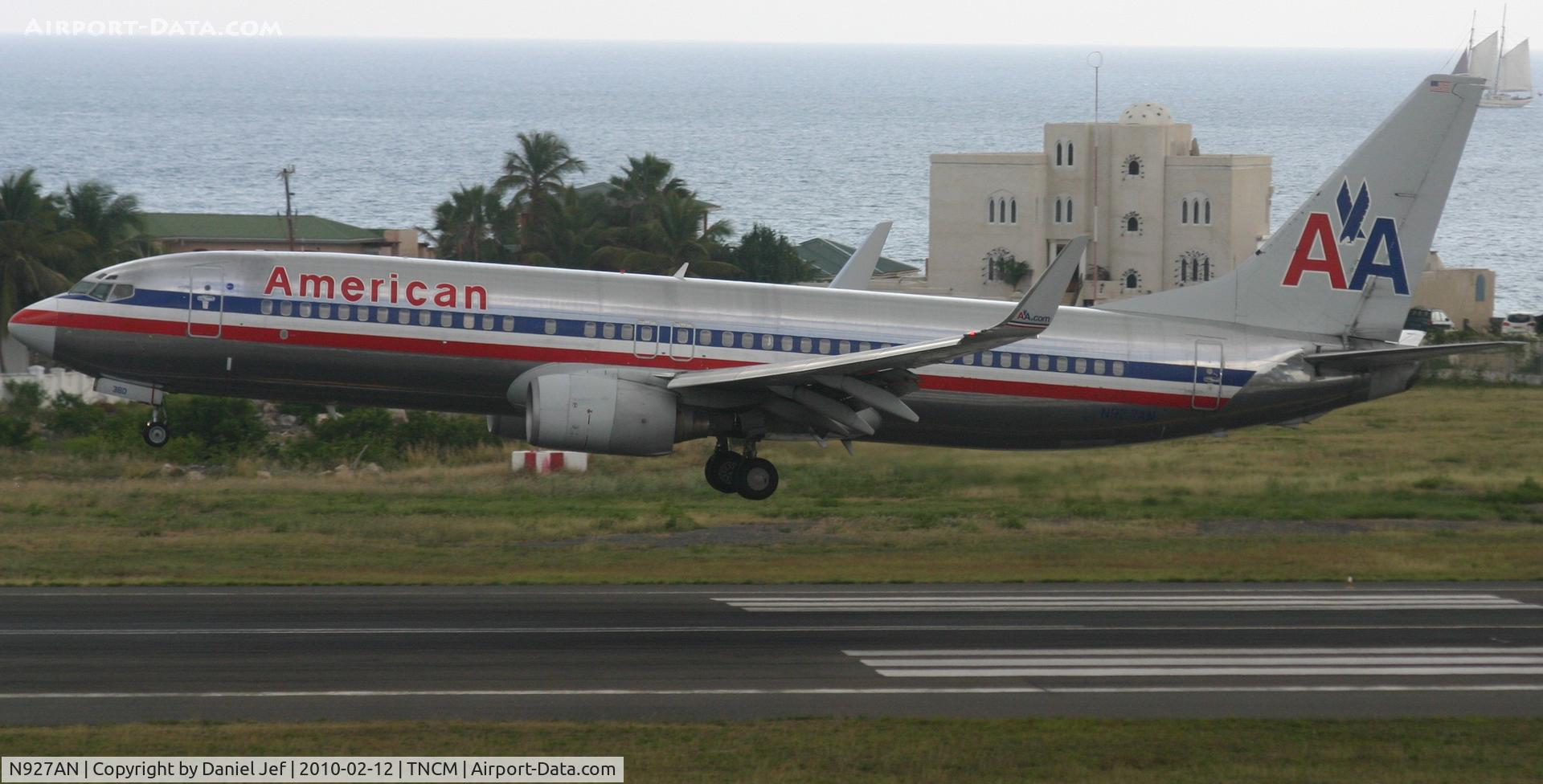N927AN, 2000 Boeing 737-823 C/N 30077, American airlines N927AM landing at TNCM