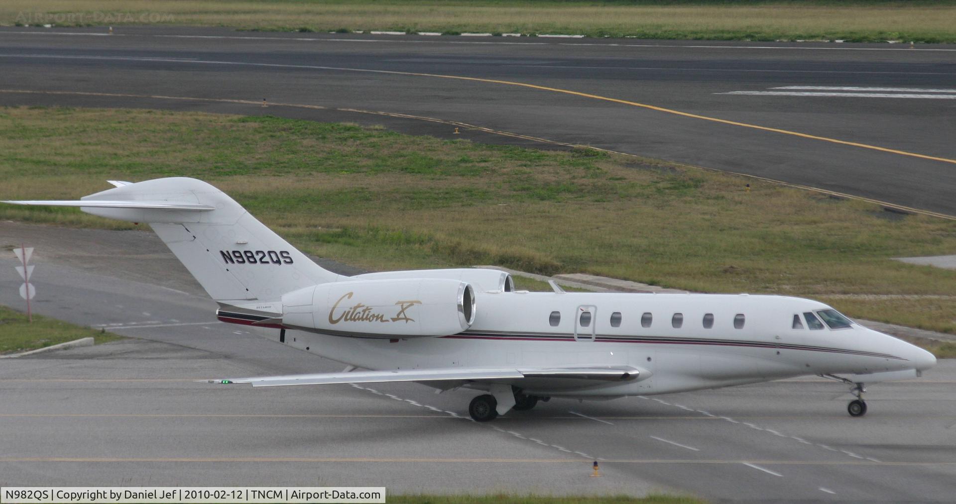 N982QS, 2001 Cessna 750 Citation X Citation X C/N 750-0182, N982QS taxing to the holding point A