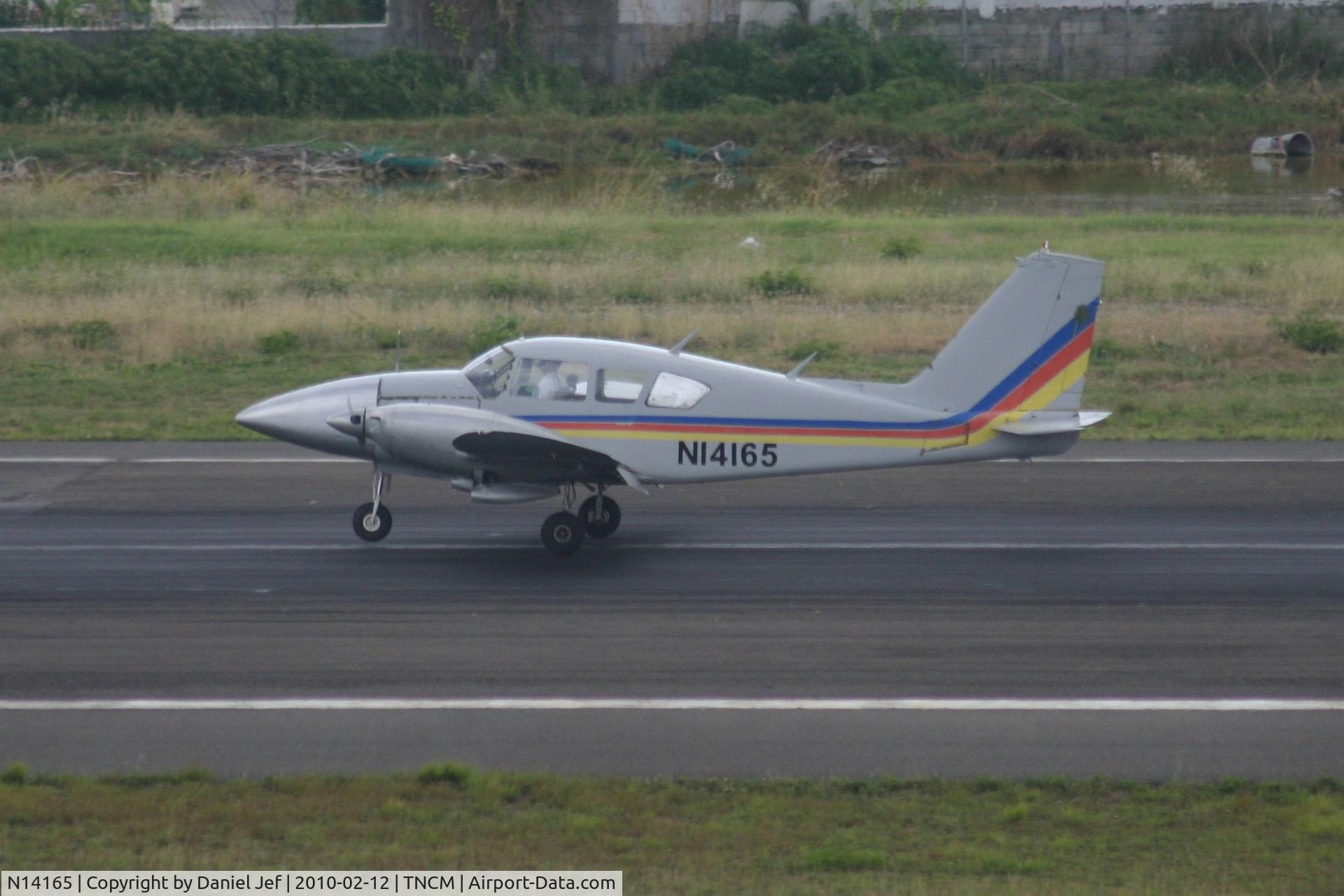 N14165, 1971 Piper PA-23-250 Aztec C/N 27-4729, N14165 Landing at TNCM