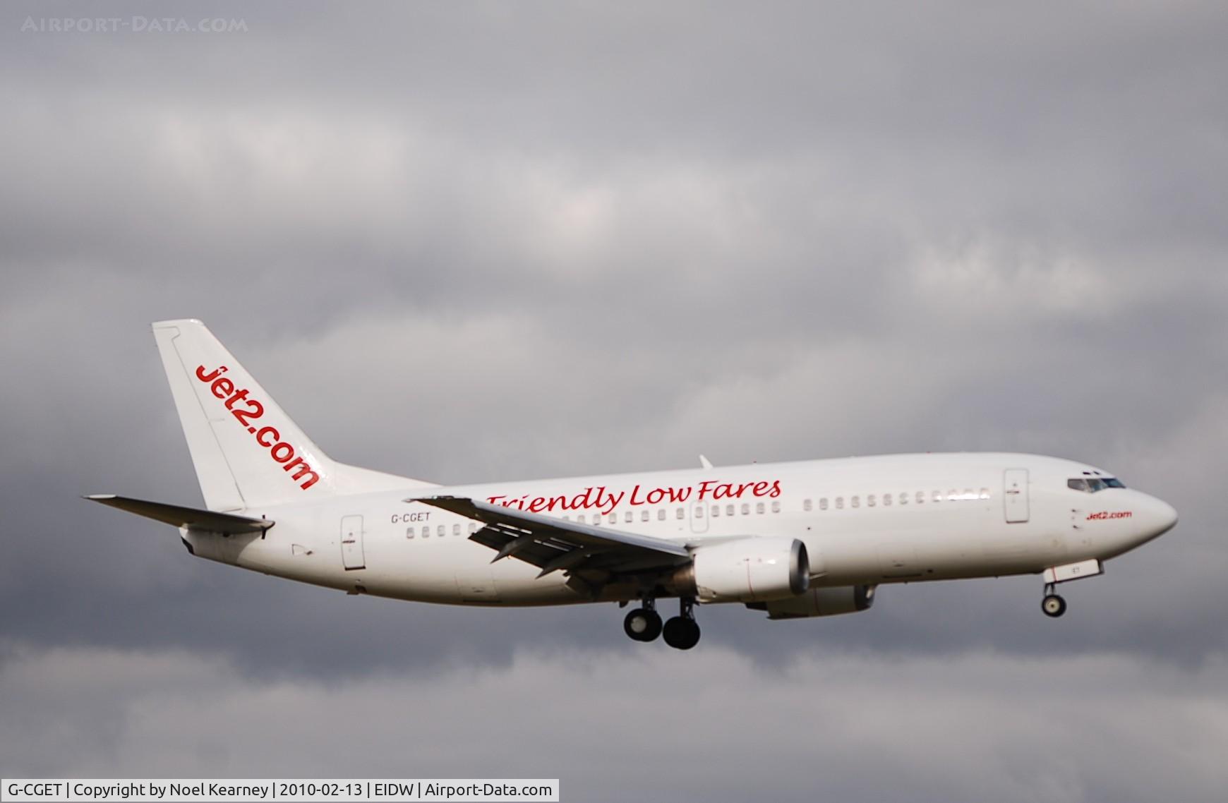 G-CGET, 1995 Boeing 737-33A C/N 27455, Landing Rwy 10 (B737-33A c/n 27455 l/n 2709)