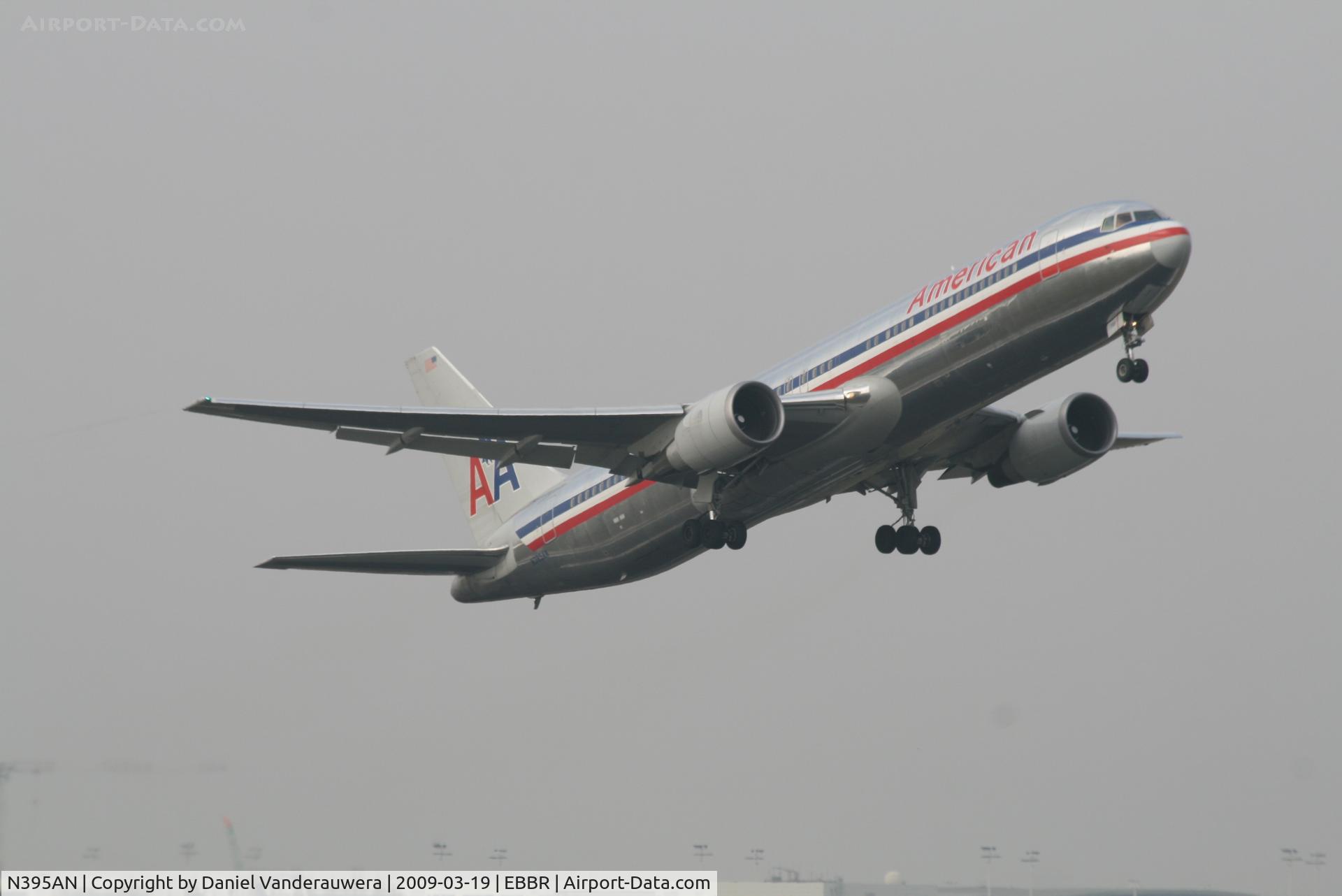 N395AN, 1998 Boeing 767-323 C/N 29432, Flight AA089 is taking off from RWY 07R